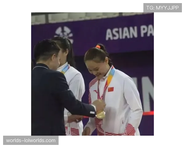 特写：冠军颁奖夜，巴黎队长马尔基尼奥斯与看台上年幼儿子共同捧杯